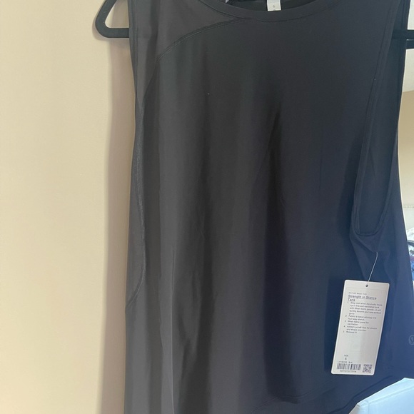 Lululemon strength in stance tank size6 - Picture 2 of 4